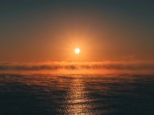 Превью обои солнце, вода, волны, туман, закат