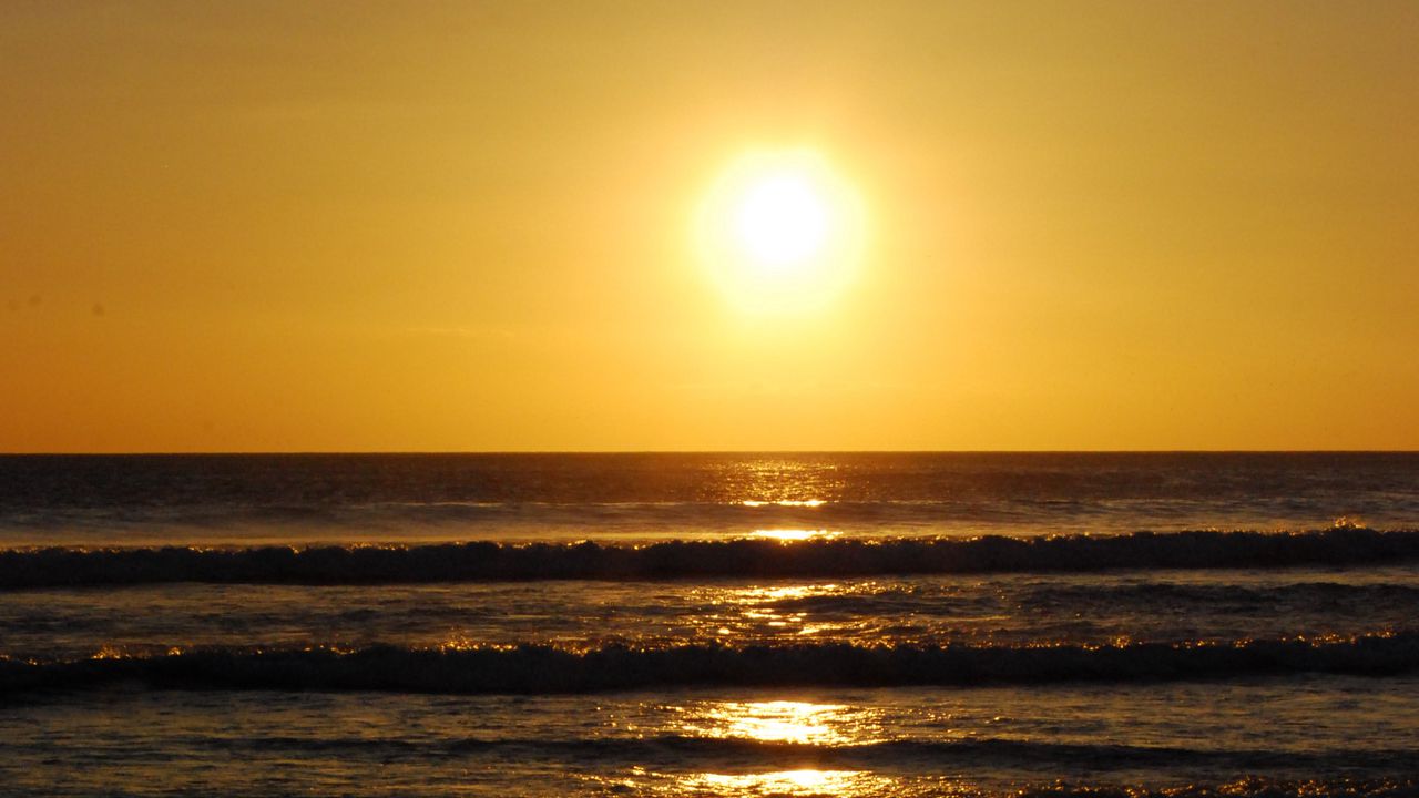 Обои солнце, закат, горизонт, море, песок