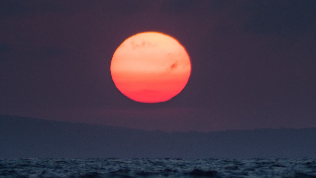Обои солнце, закат, море, темный