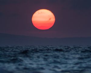 Превью обои солнце, закат, море, темный