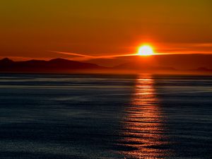 Превью обои солнце, закат, море, вода, пейзаж, темный