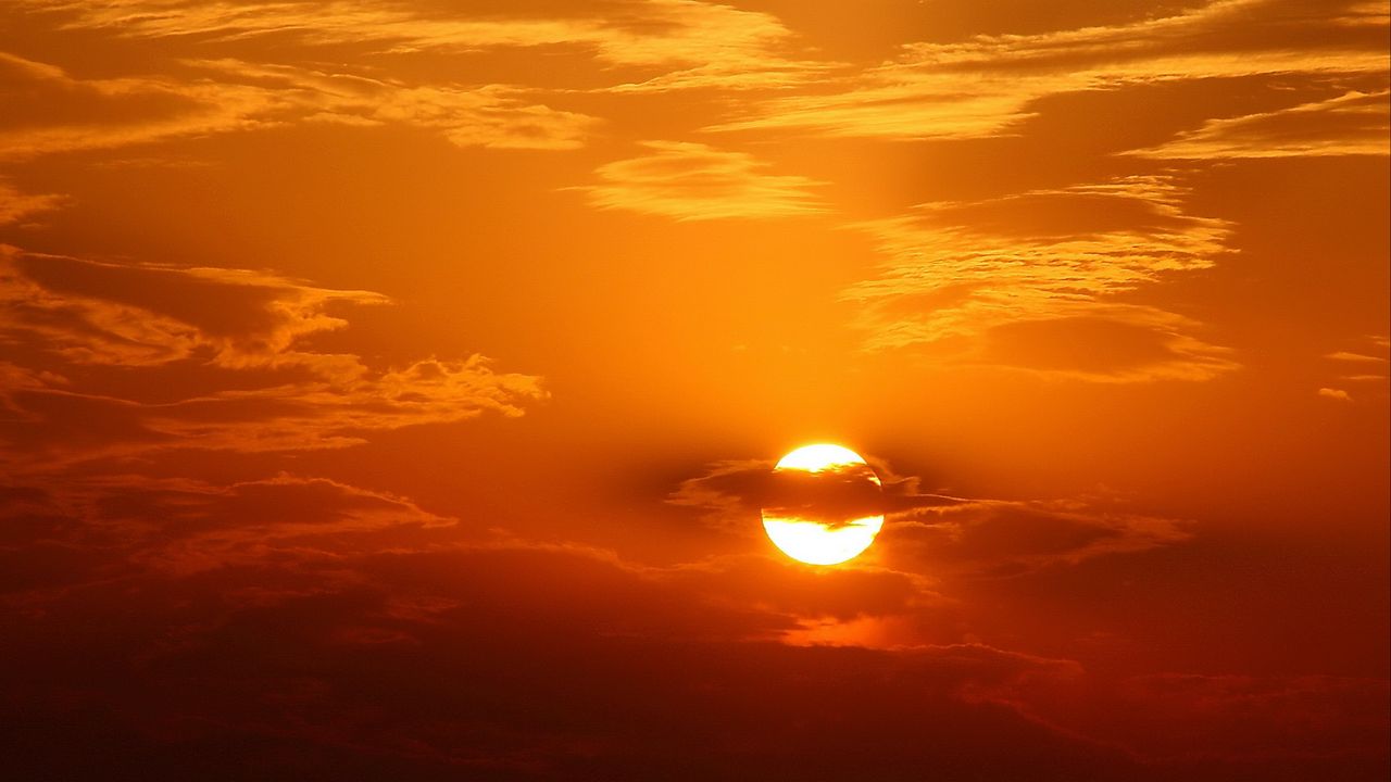 Обои солнце, закат, облака, золотистый