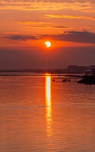 Превью обои солнце, закат, вода, пристань, пейзаж