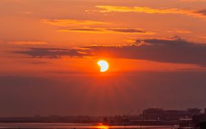 Превью обои солнце, закат, вода, пристань, пейзаж