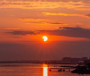 Превью обои солнце, закат, вода, пристань, пейзаж