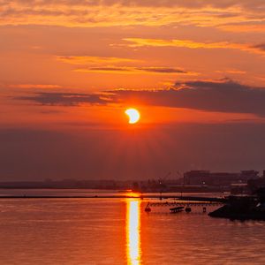 Превью обои солнце, закат, вода, пристань, пейзаж