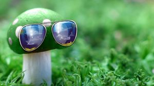 Превью обои солнцезащитные очки, гриб, идея, креатив, трава, необычный