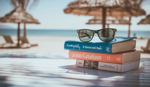Превью обои солнцезащитные очки, книги, пляж, солнце