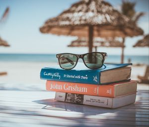 Превью обои солнцезащитные очки, книги, пляж, солнце