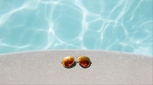 Превью обои солнцезащитные очки, очки, бассейн, вода