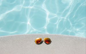 Превью обои солнцезащитные очки, очки, бассейн, вода