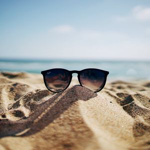 Превью обои солнцезащитные очки, очки, песок, море