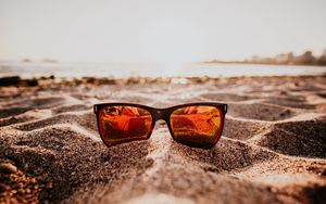 Превью обои солнцезащитные очки, песок, отражение, блеск, крупным планом
