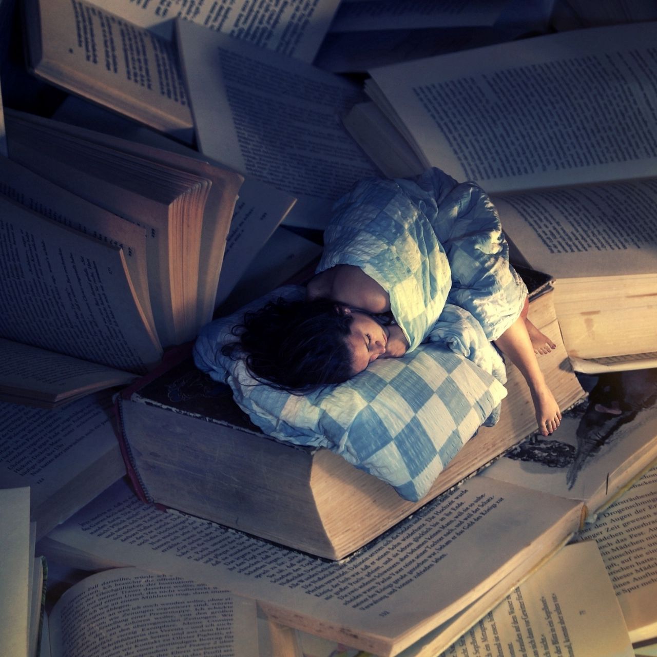 Читать книгу и спать. Девушка с книгой. Спящий человек. Заснул с книгой.