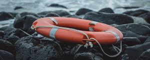 Превью обои спасательный круг, море, берег, камни, волны