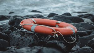 Превью обои спасательный круг, море, берег, камни, волны