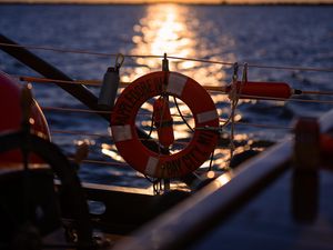 Превью обои спасательный круг, море, закат, размытие