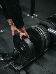 Превью обои спорт зал, тренажер, руки, спорт