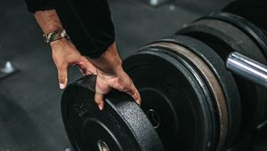 Превью обои спорт зал, тренажер, руки, спорт