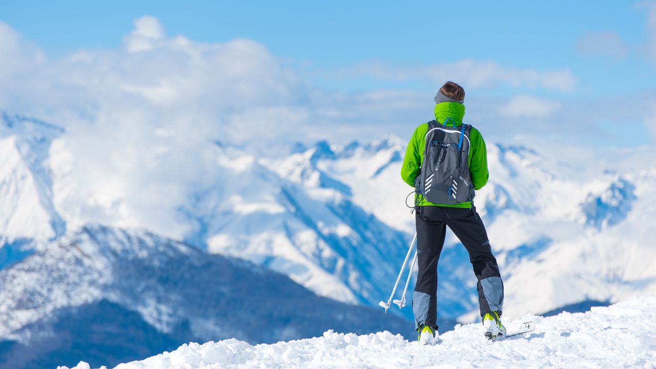 Обои спортсмен, лыжи, гора, вершина, турист