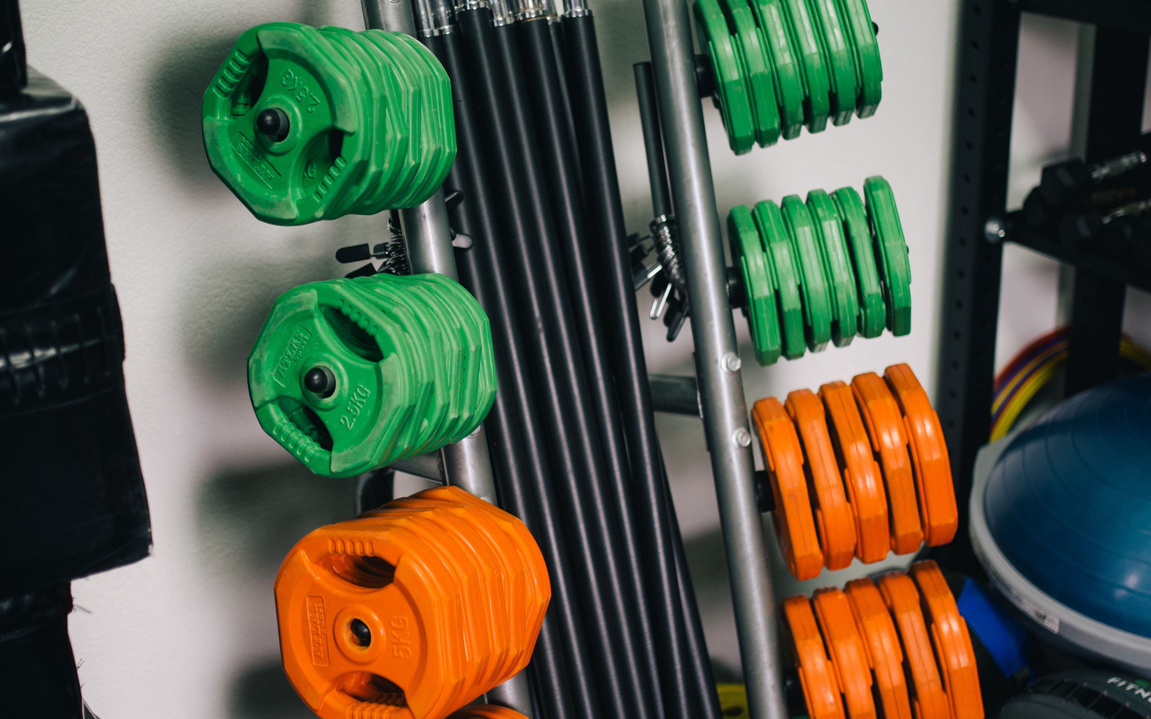 Скачать 3840x2400 спортзал, гантели, штанги, бодибилдинг, спорт обои