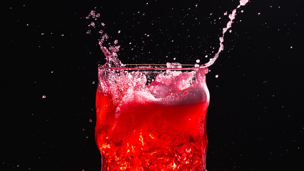 Обои стакан, брызги, всплеск, напиток, лед, красный