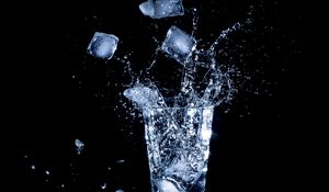 Превью обои стакан, лед, вода, брызги