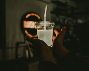 Превью обои стакан, руки, напиток, свечение, люминесценция
