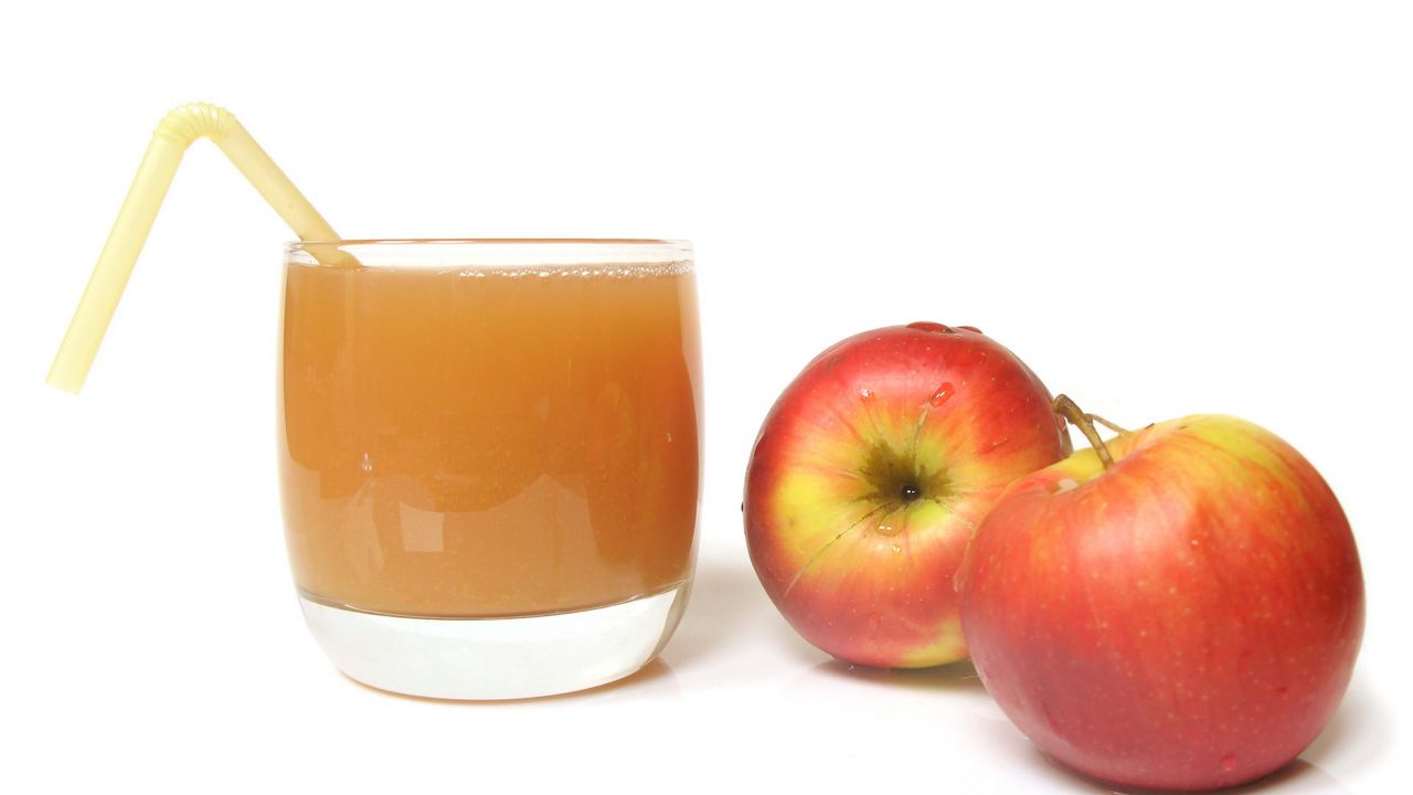Обои стакан, сок, яблоки, соломинка, белый фон