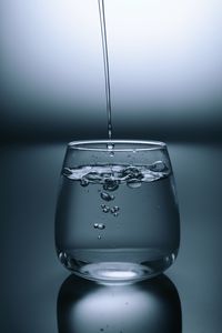 Превью обои стакан, вода, капли, жидкость, серый