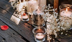 Превью обои стаканы, свечи, цветы, стол