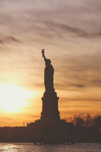 Превью обои статуя свободы, сша, америка, закат, скульптура