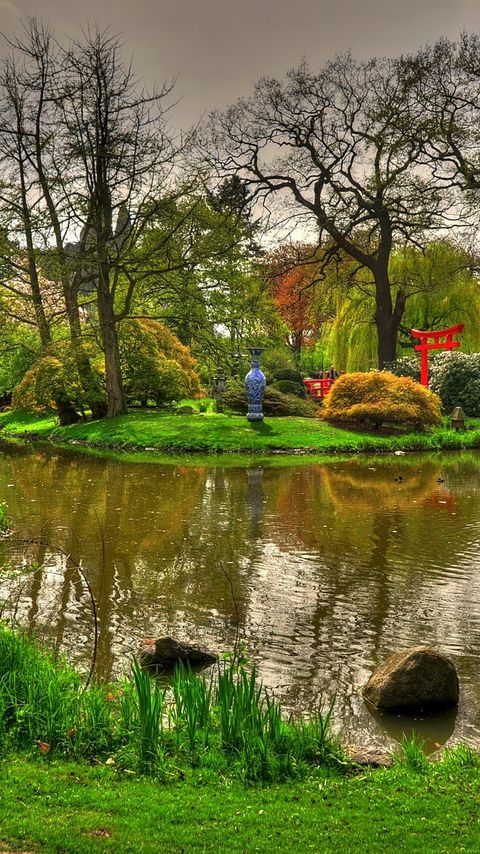 480x854 Обои статуя, дракон, пруд, сад, ярко, зеленый