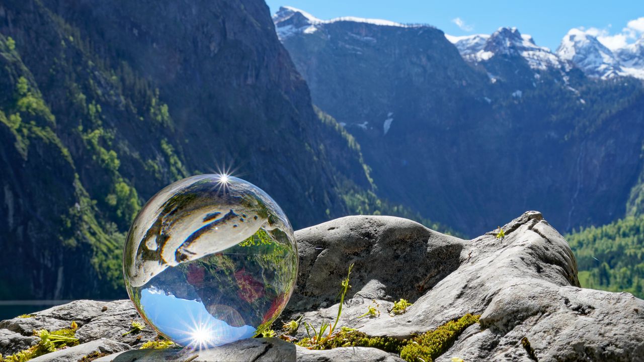 Обои стеклянный шар, шар, отражение, горы, макро