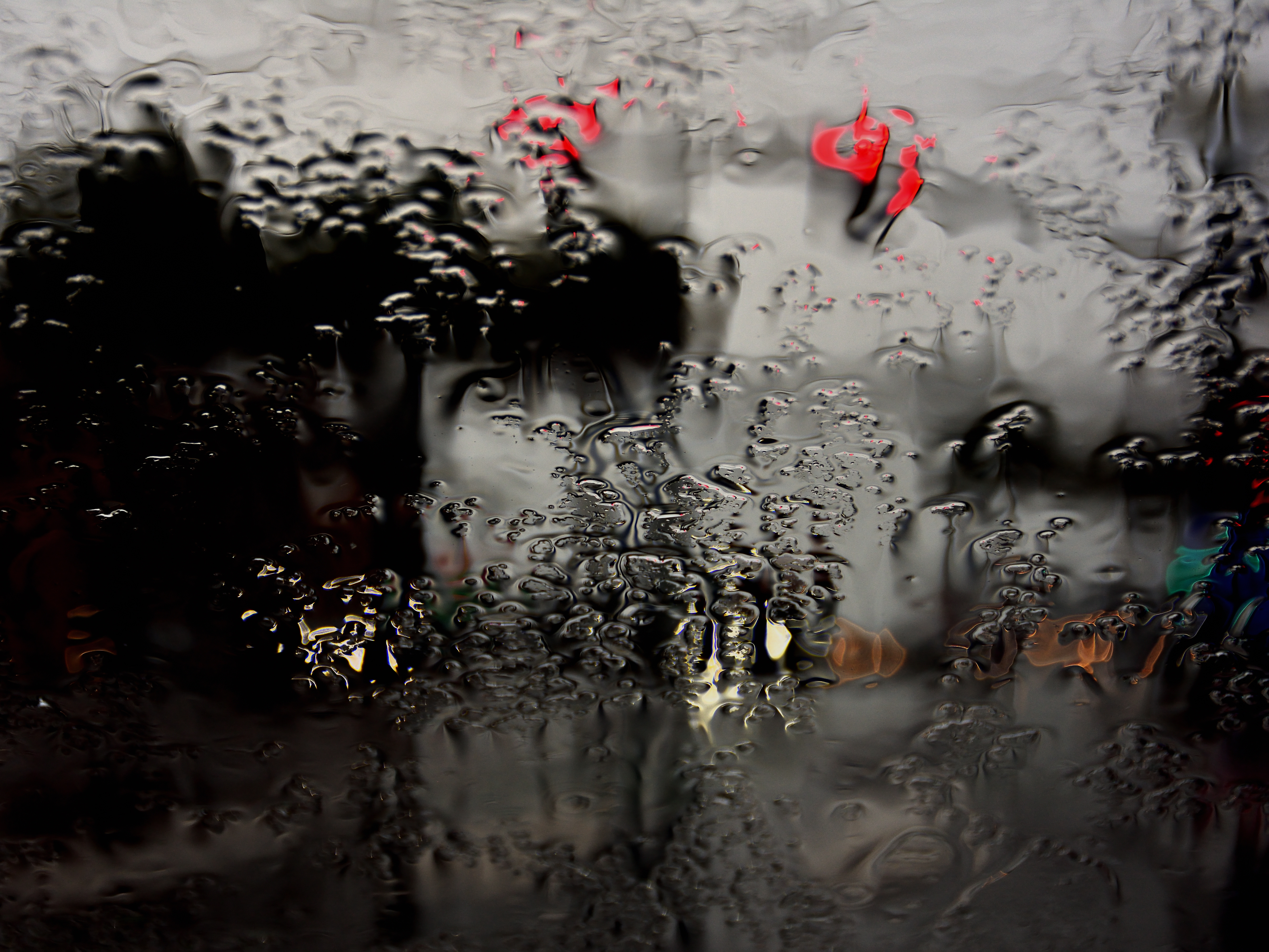 Приклеенное стекло дождь. Дождь на стекле. Обои мокрое стекло. Обои дождь. Обои за стеклом.