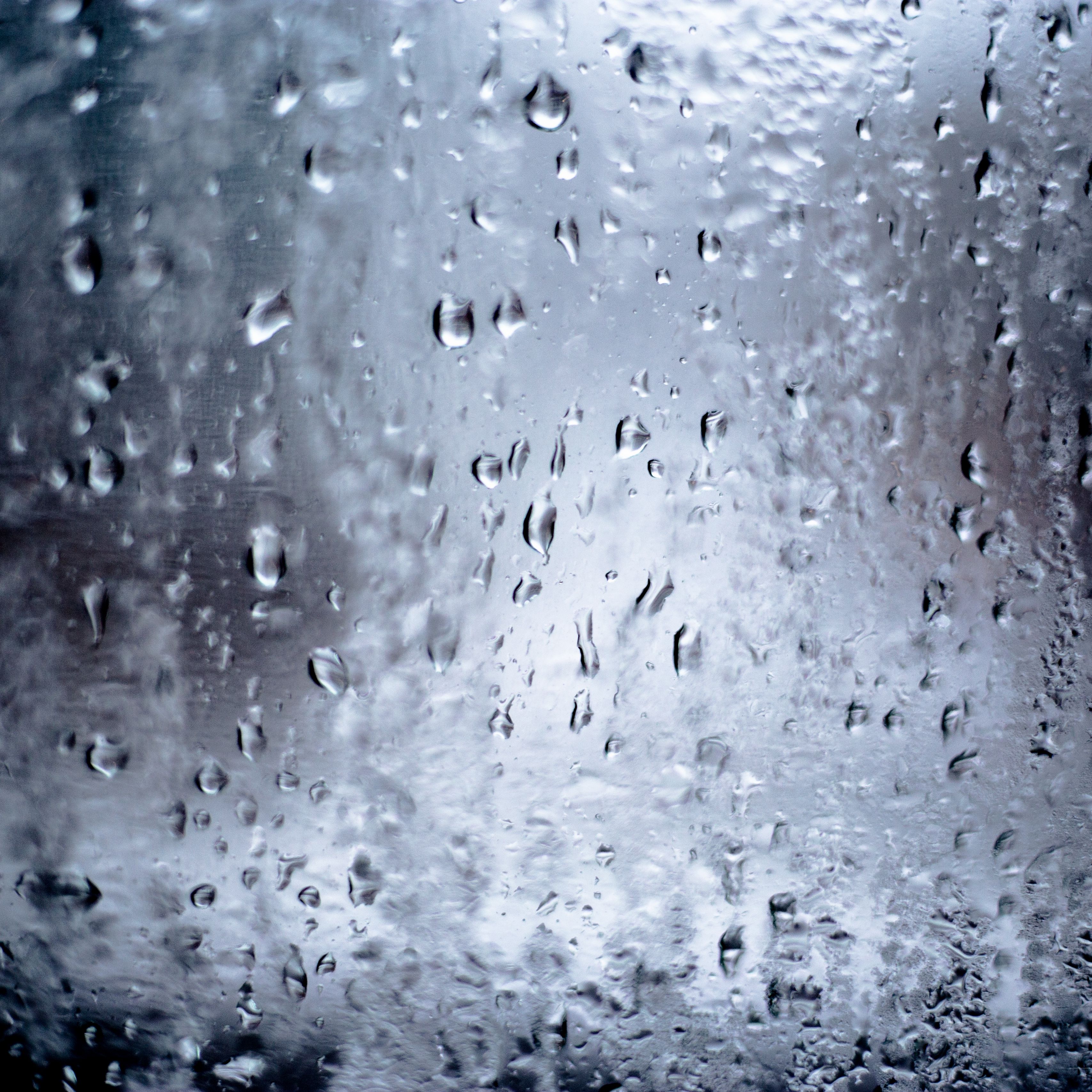 Приклеенное стекло дождь. Капли на стекле. Капли дождя на стекле. Обои дождь на стекле. Дождь за стеклом.