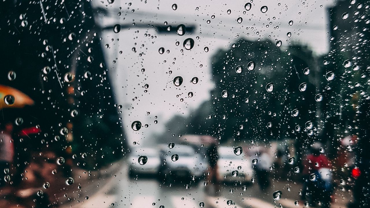 Обои стекло, капли, дождь, влага, размытость, город