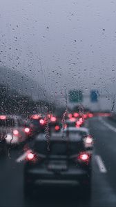 Превью обои стекло, капли, дождь, размытость, машины, дорога