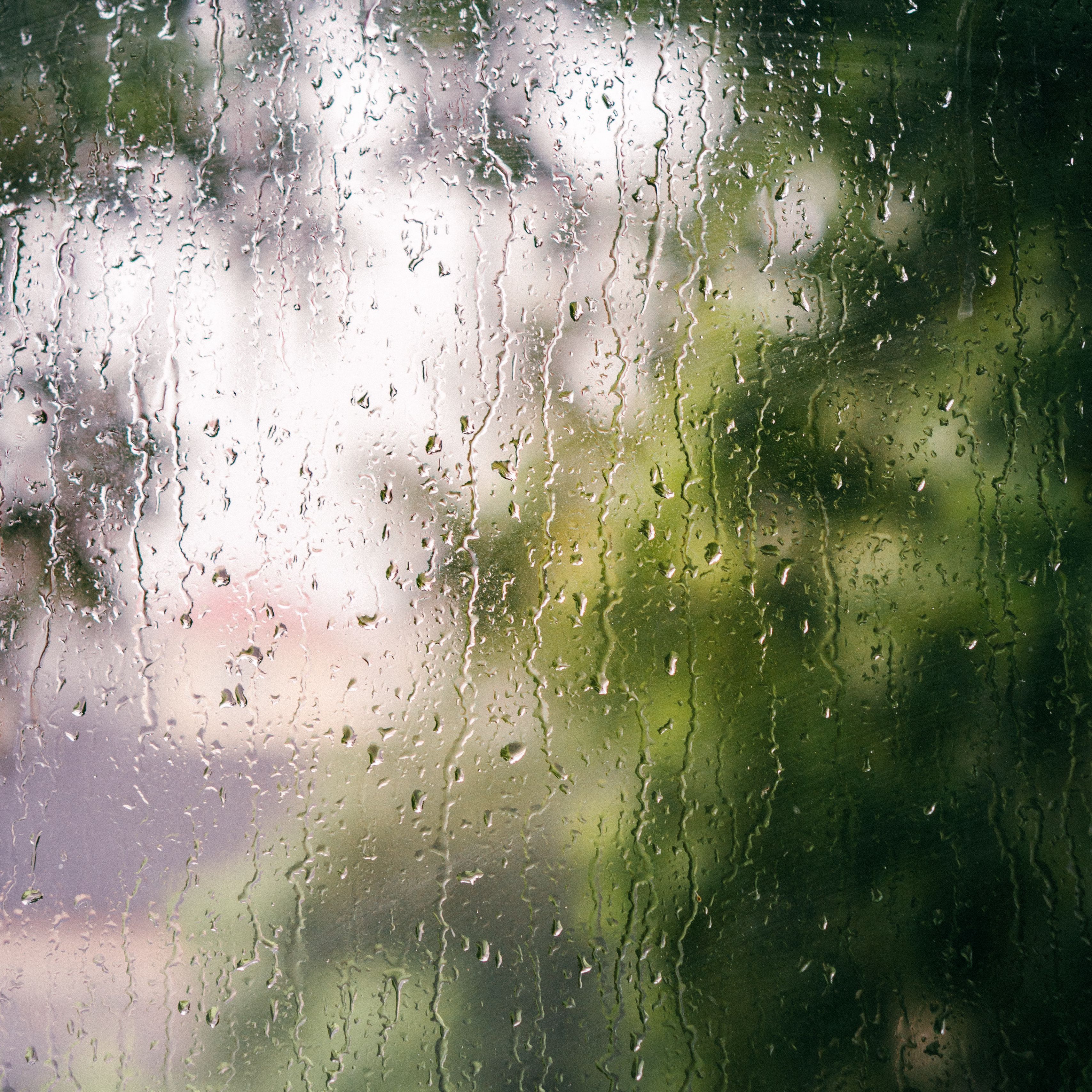 Окно в дождевых каплях. Дождь на стекле. Капли на стекле. Капли дождя на стекле. Дождь за окном.