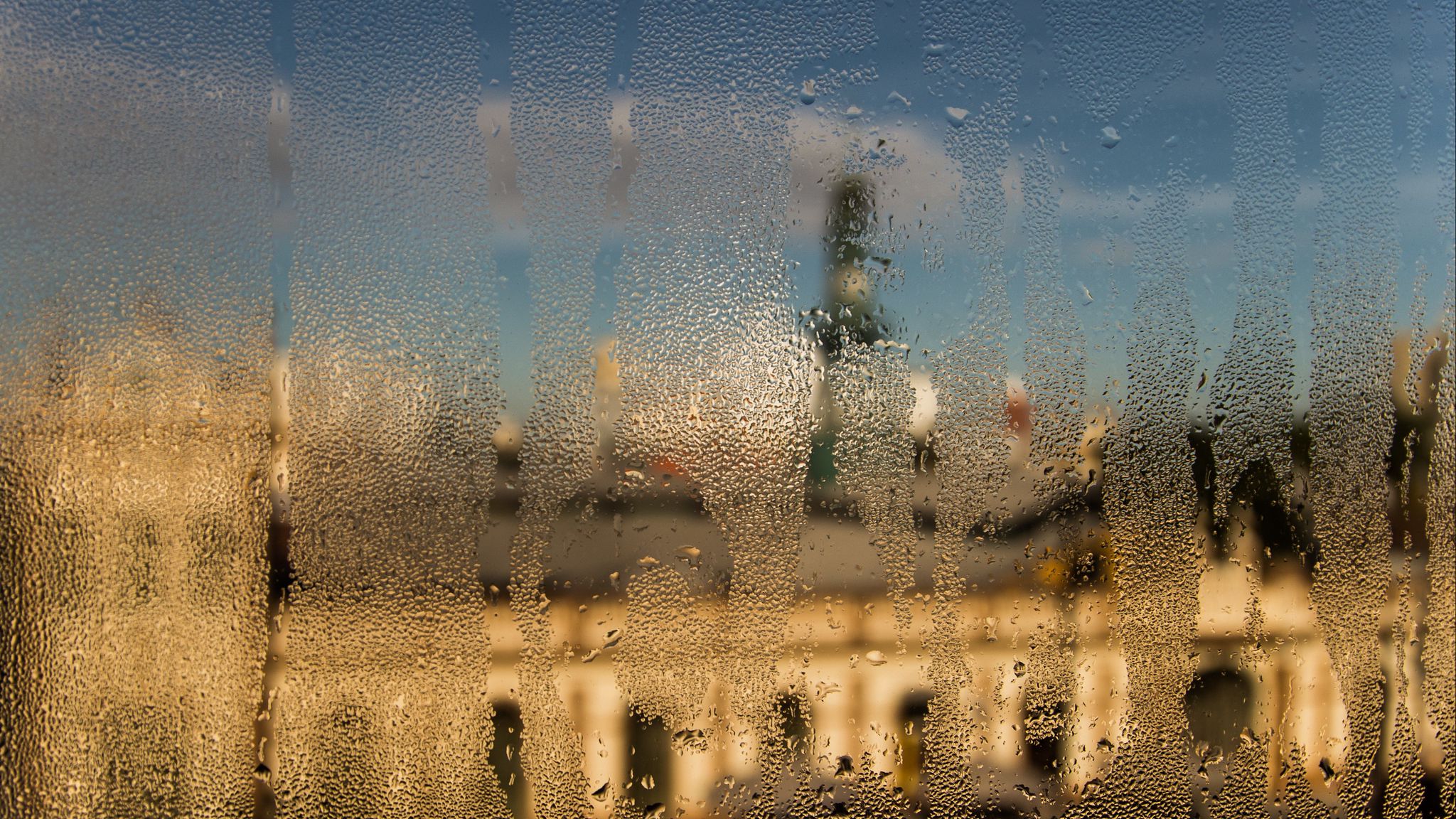 Следы дождя текст. Следы дождя на стекле. Город сквозь мокрое стекло. Следы дождя обои. Обои от которых потечёт каждый.