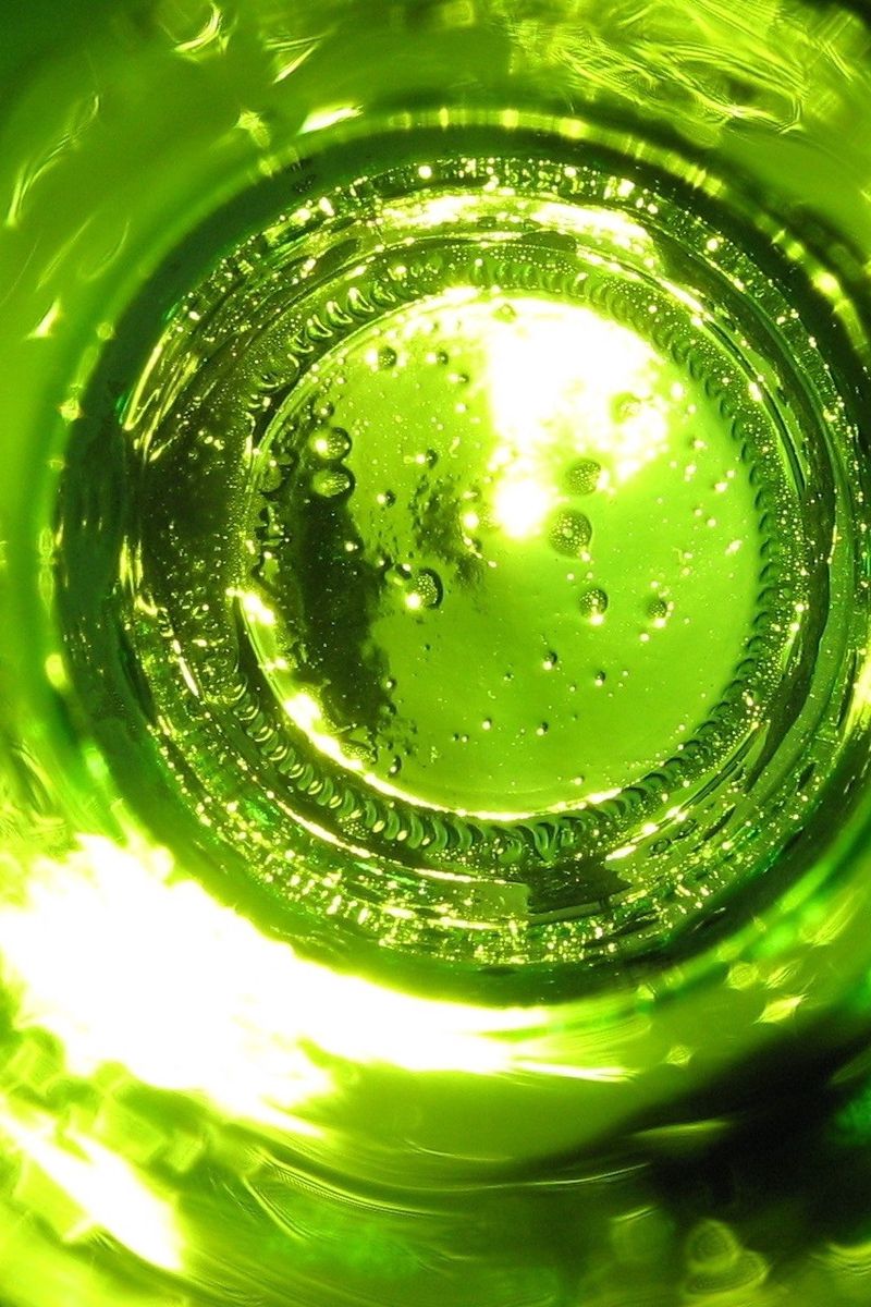 Зеленые стекла слова. Через зеленое стекло. Зеленый, стеклянный свет. Свет через зеленые стекла. Взгляд через зеленое стекло.