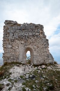 Превью обои стена, камни, арка, трава