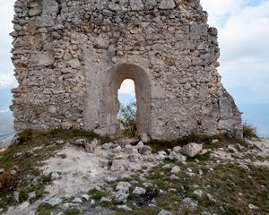 Превью обои стена, камни, арка, трава