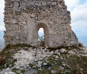 Превью обои стена, камни, арка, трава