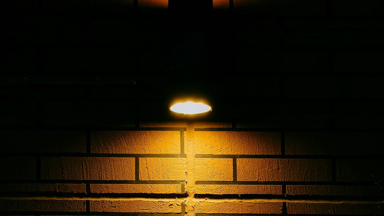 Обои стена, кирпич, лампа, свет, освещение, темнота