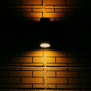 Превью обои стена, кирпич, лампа, свет, освещение, темнота