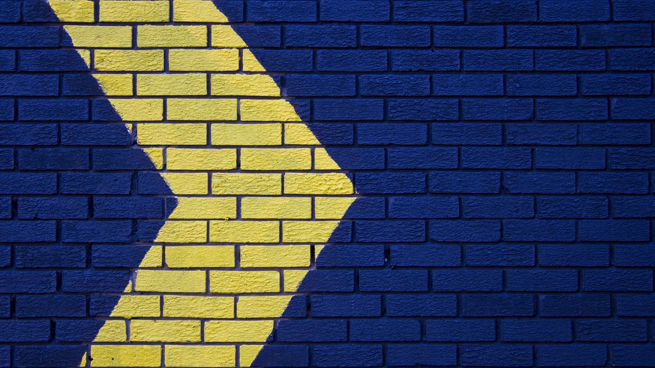 Обои стена, кирпичный, стрелка, синий, желтый, указатель, направление