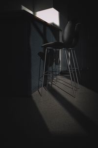 Превью обои стойка, стулья, свет, темный