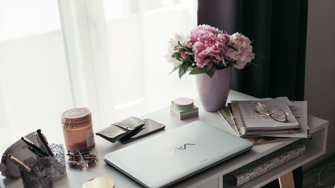 Обои стол, ноутбук, цветы, ваза, стул, интерьер, декор