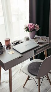 Превью обои стол, ноутбук, цветы, ваза, стул, интерьер, декор